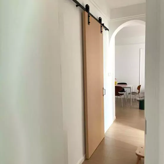 Skjutdörrar för överliggande spår