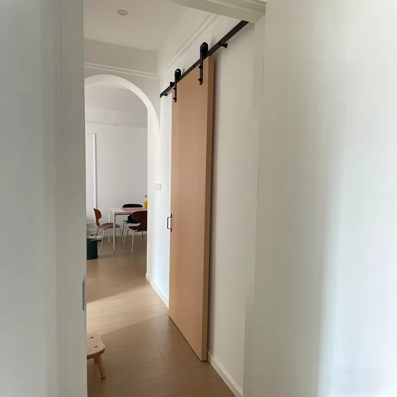 Skjutdörrar för överliggande spår